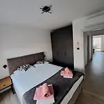M&M Luxury Apartments Apartment